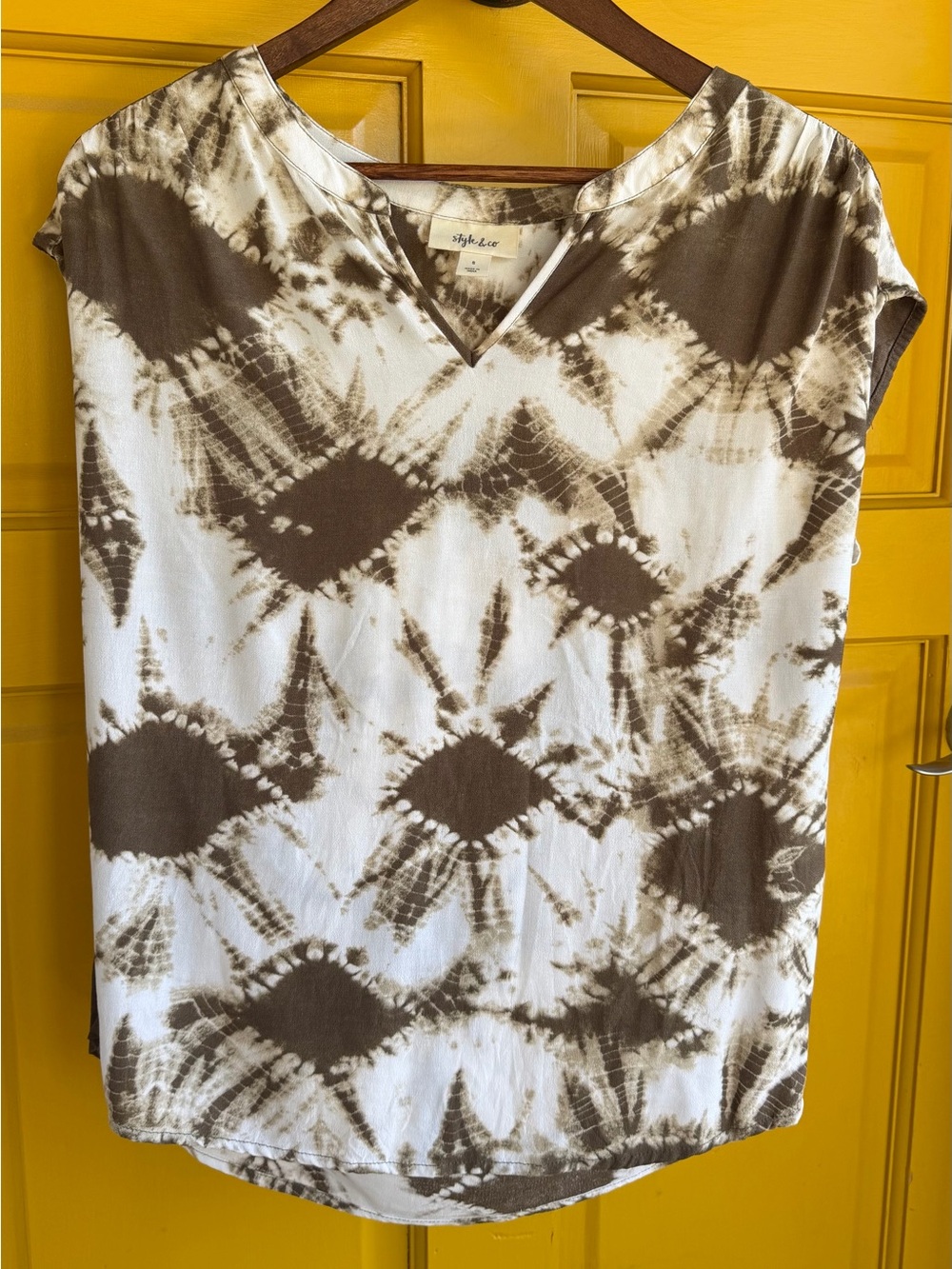 Tie-Dye V-Neck Top in White and dark olive size S